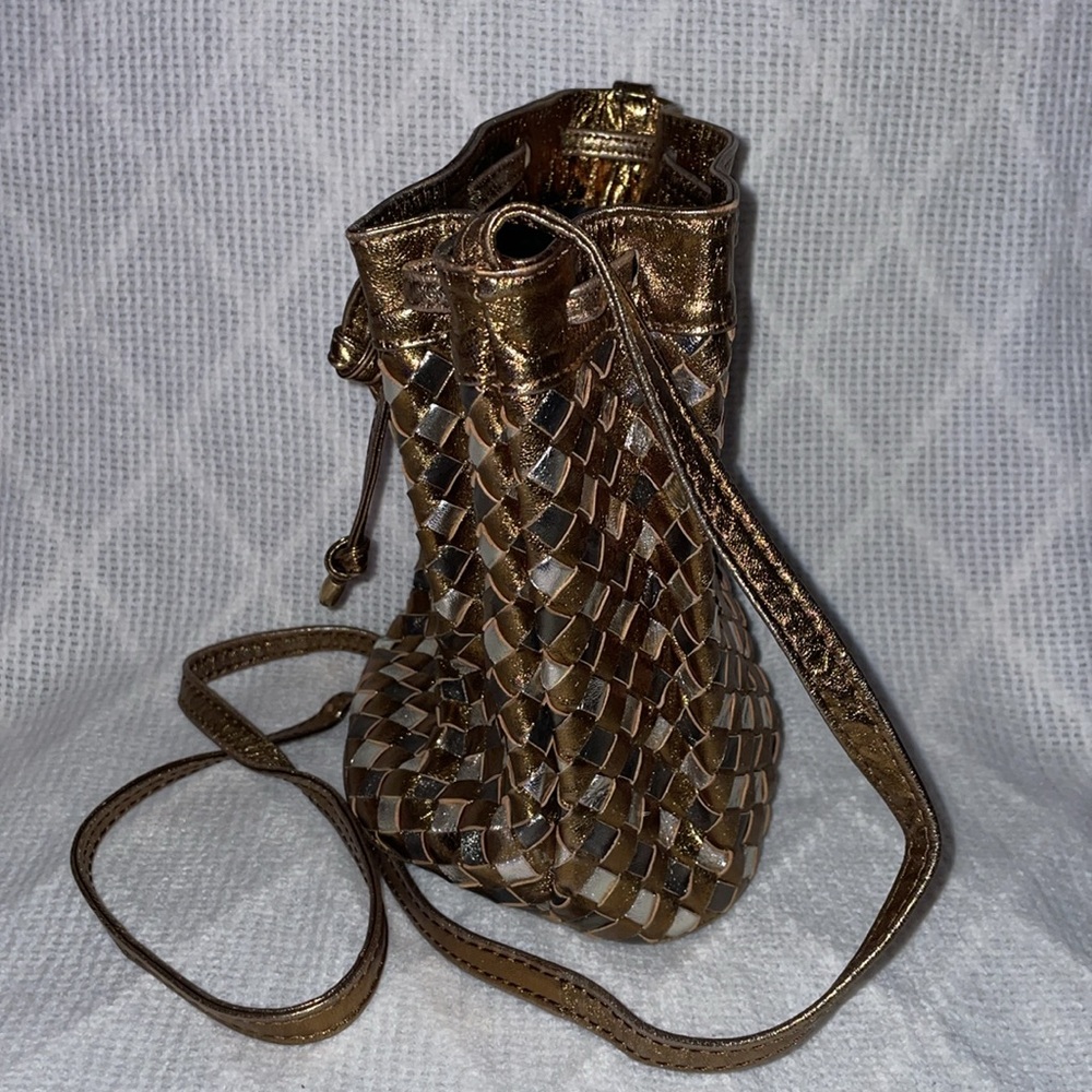NWOT VINTAGE STUDIO R.  Gold Woven Bucket Bag - Picture 2 of 7